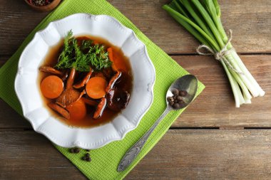 Ahşap masa, üstten görünüm üzerinde mantar çorbası