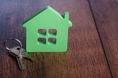 Oyuncak house ile ahşap arka plan üzerinde anahtar