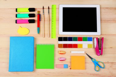 Ahşap arka plan üzerinde ileti örneği ile dijital tablet