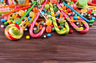 Ahşap arka planda renkli şekerler