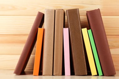 kitap raf, ahşap arka plan üzerinde yakın çekim