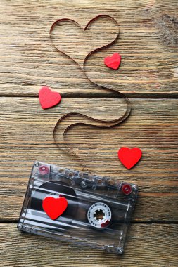 Manyetik bant ahşap arka plan üzerinde kalp şeklinde ile ses kaseti