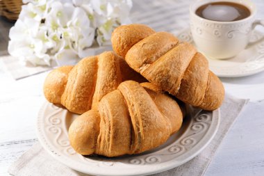 Tablo yakın çekim üzerinde plaka üzerinde lezzetli ay çöreği