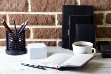 Şık işyerinde, evde veya stüdyo, kahverengi tuğla zemin üzerine