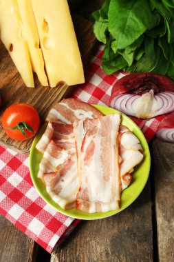 Masaya yemek pişirmek için gıda maddeleri yakın çekim