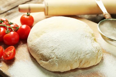 Kiraz tablo ile kesme tahtası üzerinde hamur yakın çekim