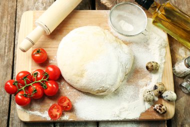 Pizza malzemelerini masaya yakın koyun.