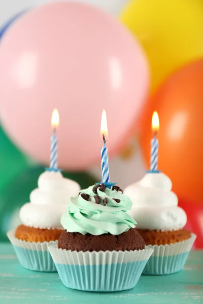 Heerlijke verjaardag cupcakes op tafel op lichte achtergrond — Stockfoto