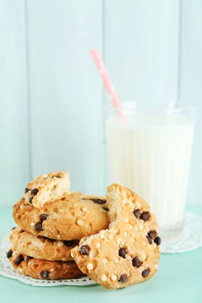 Galletas sabrosas y vaso de leche —  Fotos de Stock