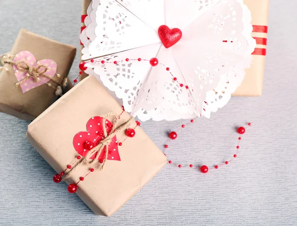 Schöne Geschenke auf grauem Hintergrund. Valentinstag-Konzept — Stockfoto