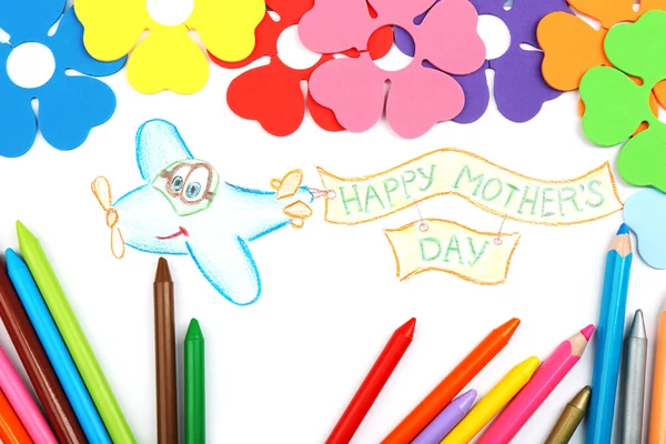 Feliz Dia das Mães mensagem escrita em papel com lápis e flores decorativas fechar — Fotografia de Stock