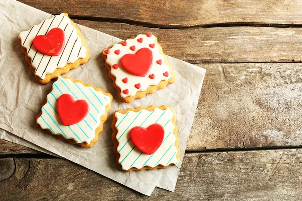 Ve tvaru srdce soubory cookie pro valentinky den na dřevěné pozadí — Stock fotografie