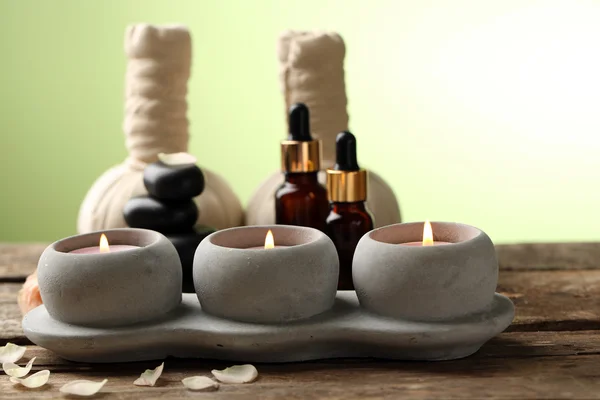 Composição bonita do spa na mesa de madeira, no fundo verde — Fotografia de Stock