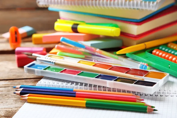 Heldere school briefpapier op oude houten tafel — Stockfoto