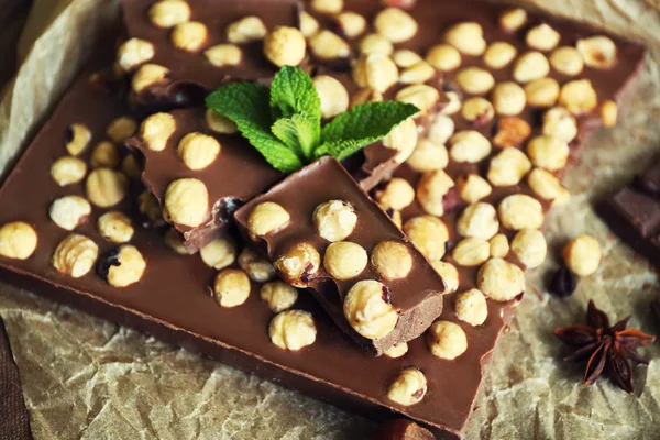 Pyszne czekoladki z przyprawami na stole, zbliżenie — Zdjęcie stockowe