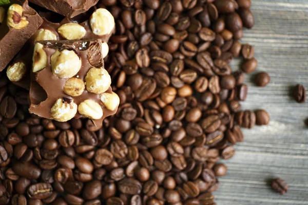 Čokoláda s mátou a kávová zrna — Stock fotografie