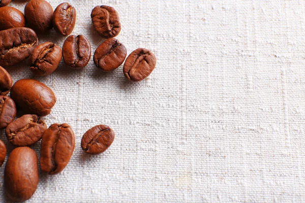 Marco de granos de café sobre fondo de saco de color — Foto de Stock
