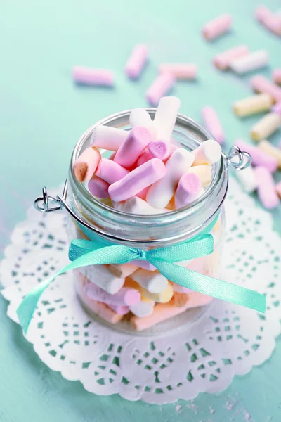 Dolci caramelle sul tavolo di legno a colori, primo piano — Foto Stock