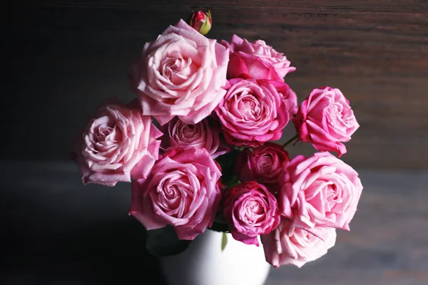 Bukett med vackra färska rosor på trä bakgrund — Stockfoto
