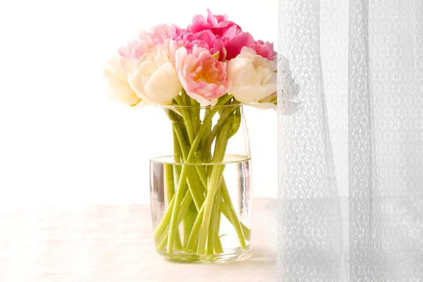 Strauß frischer Tulpen auf Vorhang-Hintergrund — Stockfoto
