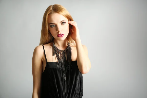 Retrato de modelo jovem expressivo em fundo cinza — Fotografia de Stock