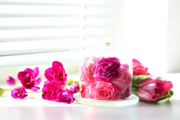 Hermosa composición con flores sobre fondo claro — Foto de Stock