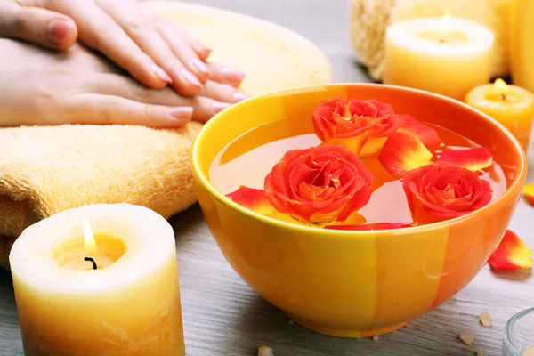 Manos femeninas con tazón de agua de spa aroma — Foto de Stock