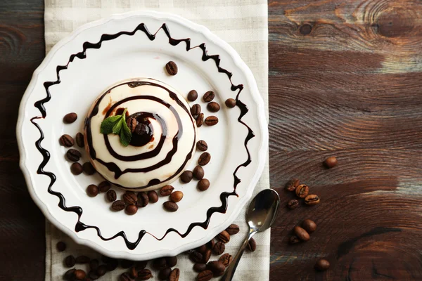 木製テーブルの上の皿においしいパンナ コッタ デザート — ストック写真