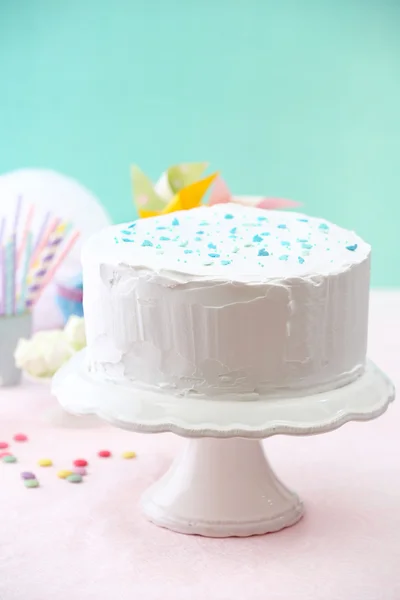 De cake van de kindverjaardag ingericht op kleur achtergrond — Stockfoto