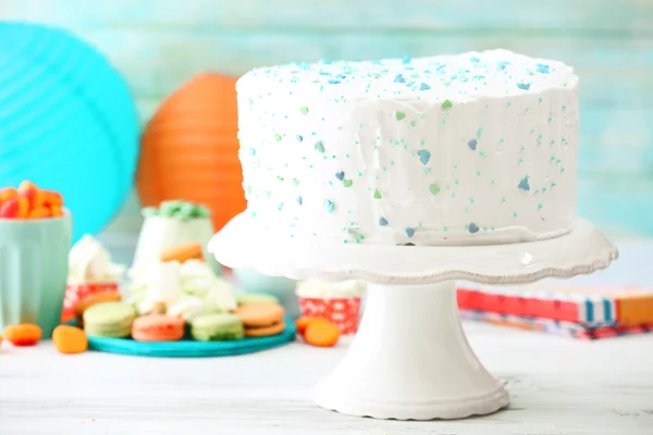 Pastel decorado cumpleaños sobre fondo colorido —  Fotos de Stock