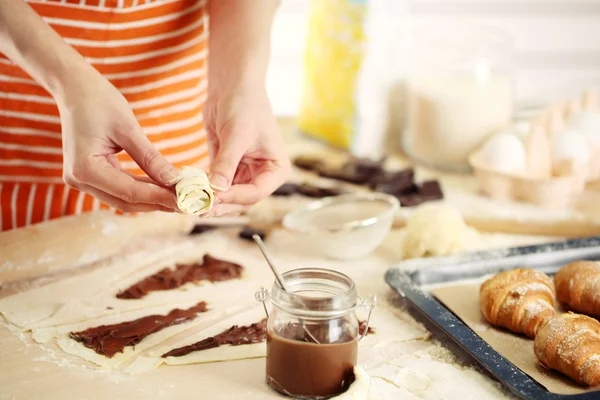 Maken van croissant cookies. — Stockfoto