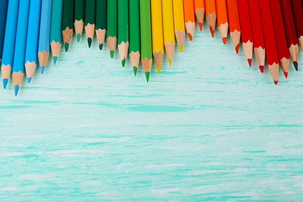 Lápices de colores en la mesa de madera — Foto de Stock