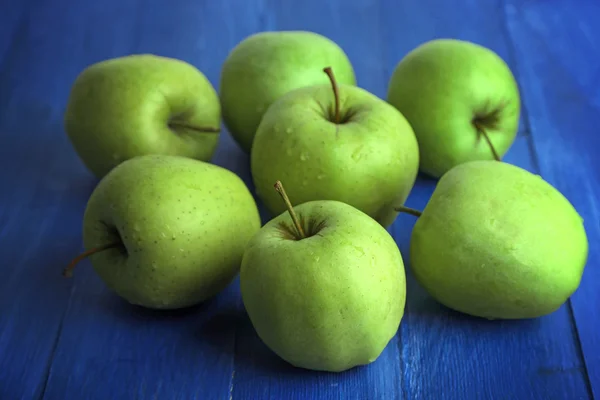 Πράσινα μήλα σε ξύλινα φόντο χρώμα — Φωτογραφία Αρχείου
