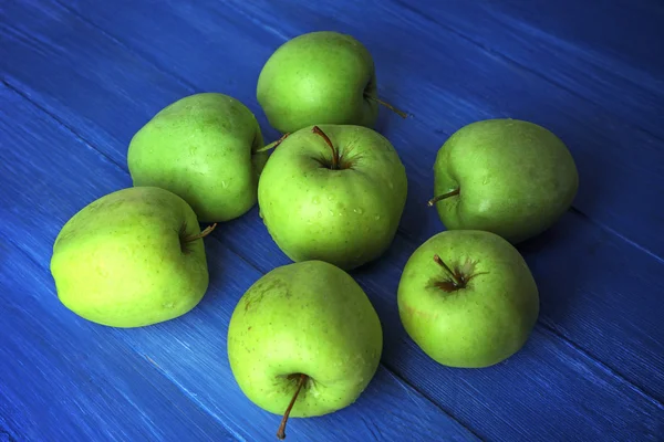 Green apples on color wooden background — Stock Photo, Image