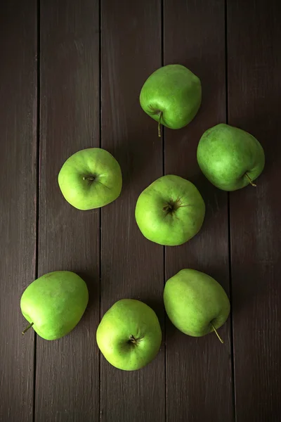 Pommes vertes sur table en bois, vue de dessus — Photo