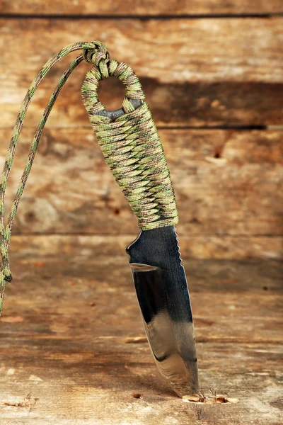 Охотничий нож на деревянном фоне — стоковое фото