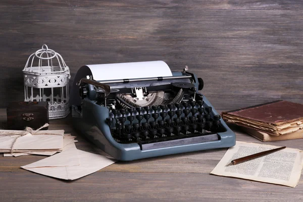Retro máquina de escrever em fundo de madeira — Fotografia de Stock