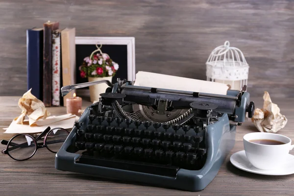 Máquina de escribir retro sobre fondo de madera — Foto de Stock