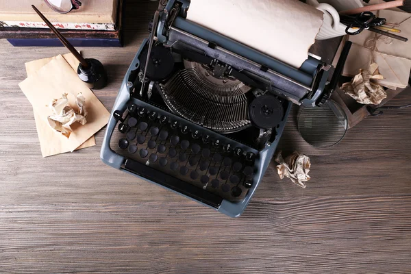 Retro psací stroj na dřevěný stůl, pohled shora — Stock fotografie