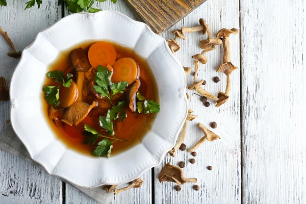 Sopa de cogumelos na mesa de madeira, vista superior — Fotografia de Stock