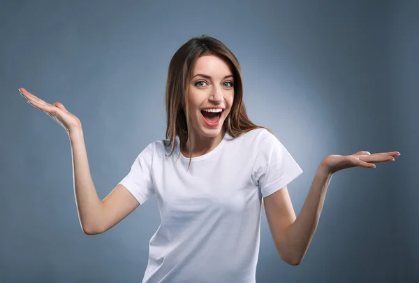 Retrato de mujer joven sobre fondo gris —  Fotos de Stock