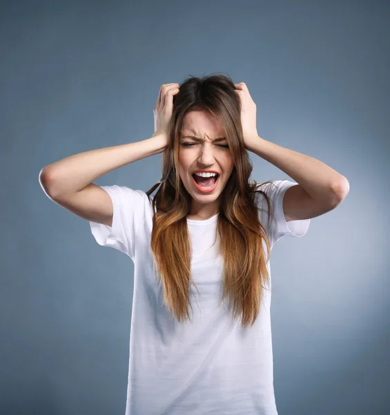 Retrato de mujer joven sobre fondo gris — Foto de Stock