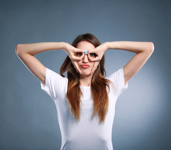 Portret van jonge vrouw op grijze achtergrond — Stockfoto