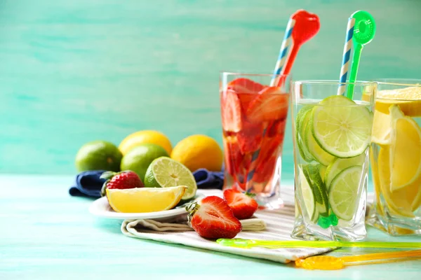 Cócteles con fresas frescas y limón sobre fondo de madera —  Fotos de Stock