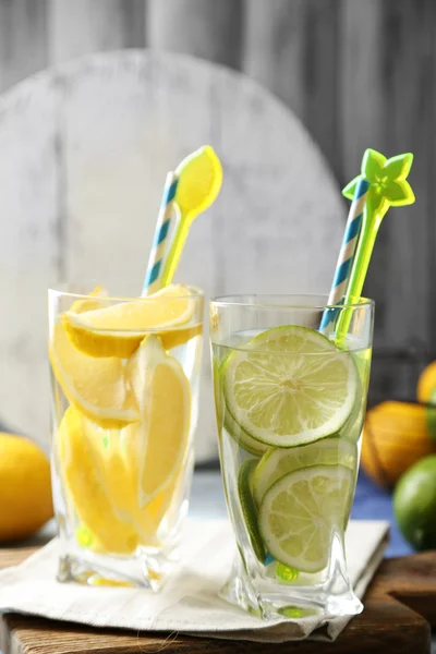 Coquetéis com frutas cítricas frescas em fundo de madeira — Fotografia de Stock