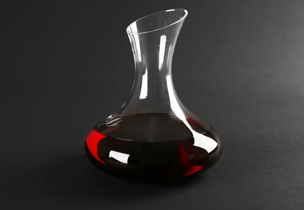 Glaskaraffe Wein auf dunklem Hintergrund — Stockfoto