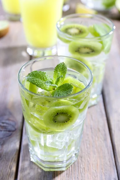 Verres de cocktails sur table en bois, gros plan — Photo