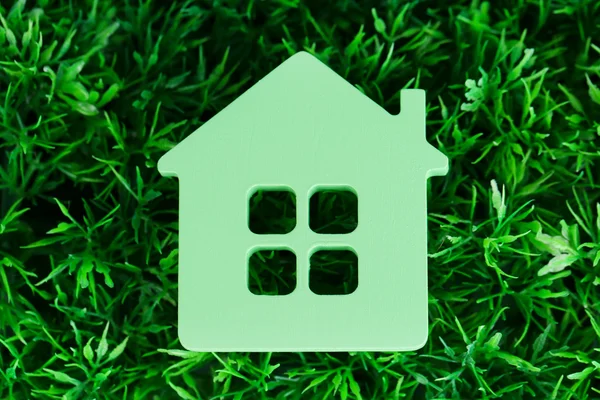 Toy house on grass close-up — Stock Photo, Image