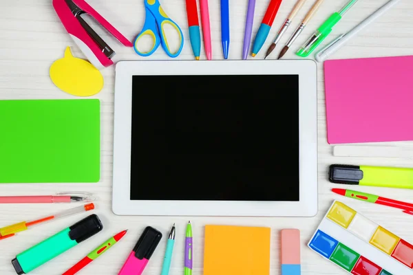 Digitales Tablet mit Schreibwaren auf Holzgrund — Stockfoto