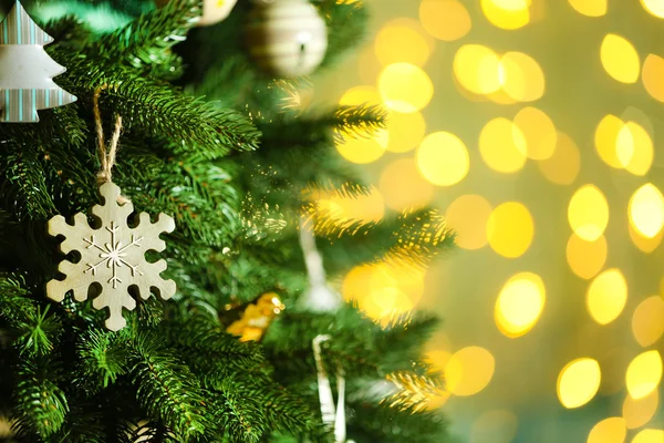 Versierde kerstboom op wazig, sprankelende en fee achtergrond — Stockfoto